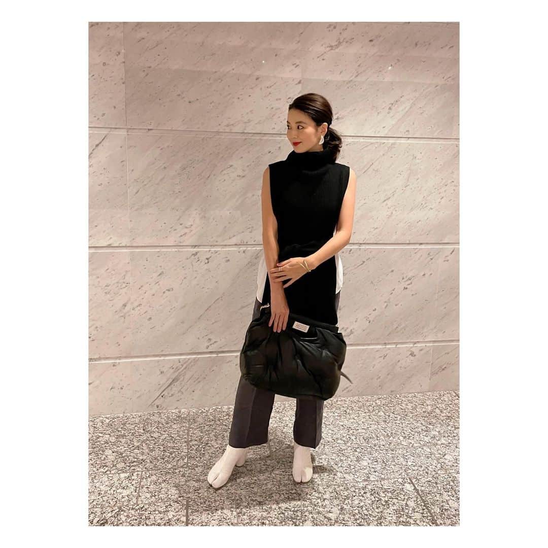 秋元玲奈さんのインスタグラム写真 - (秋元玲奈Instagram)「バタバタで9月の2週目が過ぎる、、、。  #outfit  #ootd  #momsfashion  knit&pants#cos bag&boots#maisonmargiela  bangle#blanciris」9月11日 15時33分 - rena_akimoto