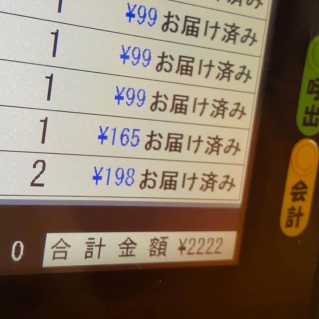田中悦子さんのインスタグラム写真 - (田中悦子Instagram)「昨日のお昼は回転寿司🍣  子供達が大好きなんだよね。  んで、会計がすごかった。  ゾロ目😂  2222円でした😂🤣  なんかいい事ある？笑  うちの息子もすごい食べたのは高校まで。 今では、腹八分目で抑えてます😂  3人で安すぎ👍😂  #回転寿司 #はま寿司 #子供達 #私は最初にお味噌汁から #ダイエットにいいらしい #ゾロ目 #2222」9月11日 15時38分 - etsuko.reborn25