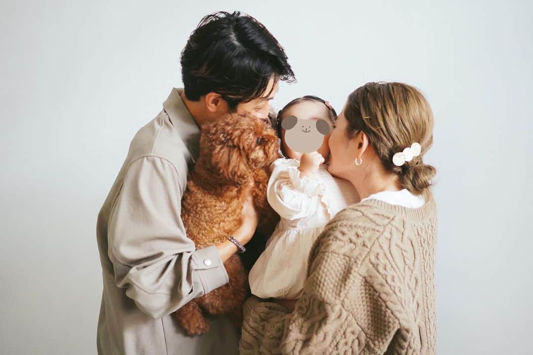 高山直子さんのインスタグラム写真 - (高山直子Instagram)「家族写真👧🏻🐶🐶👩🏻‍🦰👨🏻 賑やかないつもの我が家っぽくてとてもお気に入り🐶🐶  #犬とこども #家族写真」9月11日 14時20分 - nao_70koro