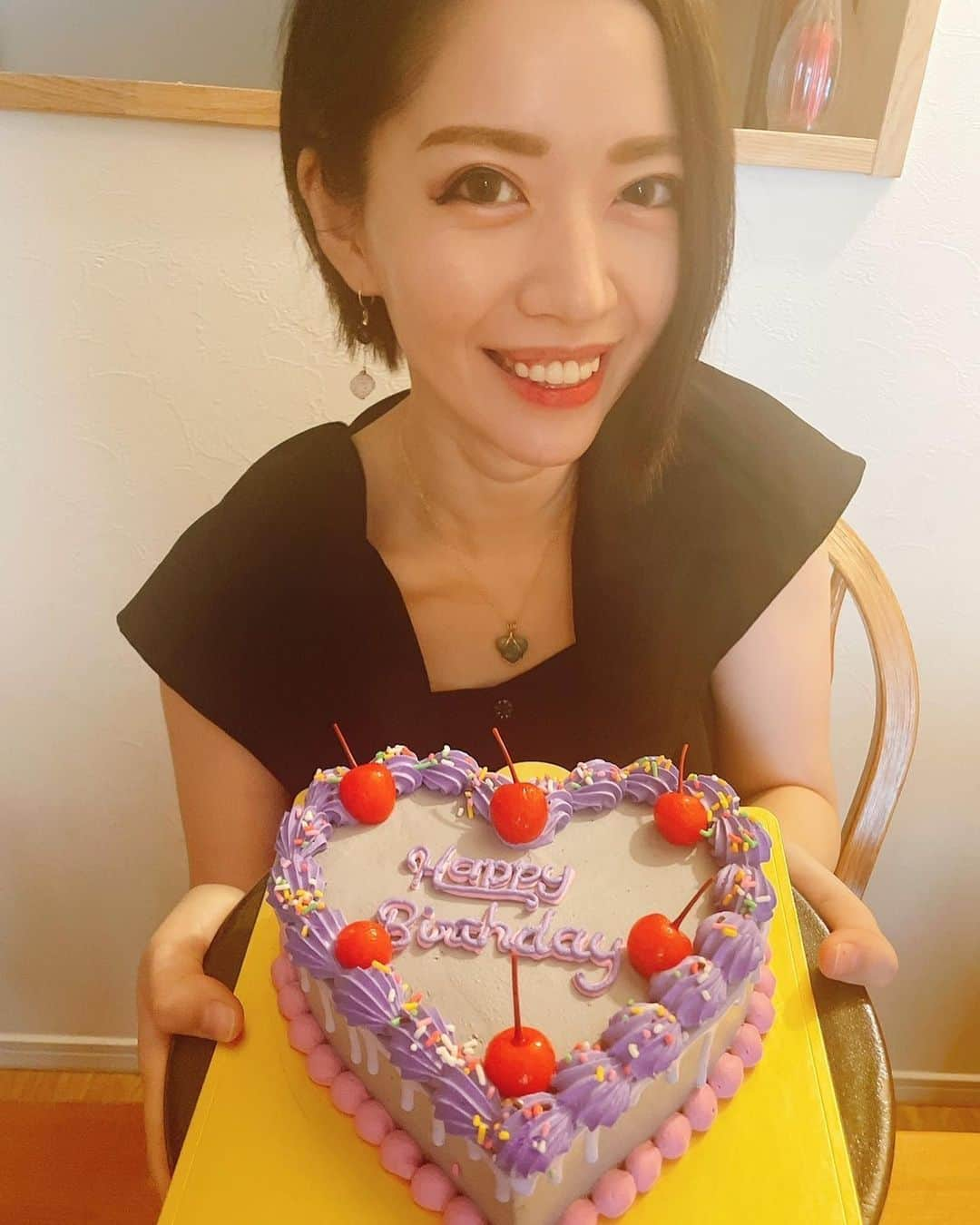 ERYさんのインスタグラム写真 - (ERYInstagram)「マーダーミステリー作家のゆうかりんが誕生日を祝ってくれたよー！ ケーキは二人で一緒にデザインを考えてCake withでオーダー。 色やクリームの搾り方、形や中身のフルーツなどかなり豊富な中から選べるのでめちゃくちゃ迷いましたが、折角なので普通のケーキ屋さんでは売られていないような色のチョイスしたいよね！ という事で、グレーの本体に紫と派手なピンクで飾るというデザインにしました。 かんわいいいいいい！ 5枚目がオーダーした時のイメージ図なのだけど、かなり忠実じゃないですか？  新宿での受け取りも出来るし、冷凍で送っていただく事も出来るので、注文して冷凍庫に保管しておいて、食べる5〜12時間前に冷蔵庫に入れて解凍を始めれば良いので、いつ遊ぶか決まっていなくても頼んでおけるという万能さ。 昨日は解凍5時間で、クリームやスポンジはバッチリ、中の苺がシャリシャリしているという感じでした！ 今日昼間はちょっと暑かったのでそれくらいで丁度良かったー！  元々私自身もスイーツにはこだわりがあり、信頼出来るパティシエさんにオーダーする事もあるし、自分でチョコレート細工を作ったりもしていたのですが、 ネット上でパパっとカスタムして作れるのって本当に画期的！ 普通オーダーケーキって1週間以上余裕を持っての注文が必要だったりするけれど、今回オーダーから届くまで3日でした。 お届け地域によるかもしれませんが、これはめちゃくちゃ早いと思います。 すごいお店出来ちゃってる…！  https://cakewith.jp/  @cakewith_tokyo  #cakewith_tokyo #カスタムケーキ #オーダーケーキ #バースデーケーキ #まだ続く誕生日会 #幸せ者 #4枚目はなんとかツーショット #撮ったものの #ゆうかりん #すっぴんにつき #ピノコ化されて届いた #すっぴんでも激可愛なのに」9月11日 14時39分 - bass_ery