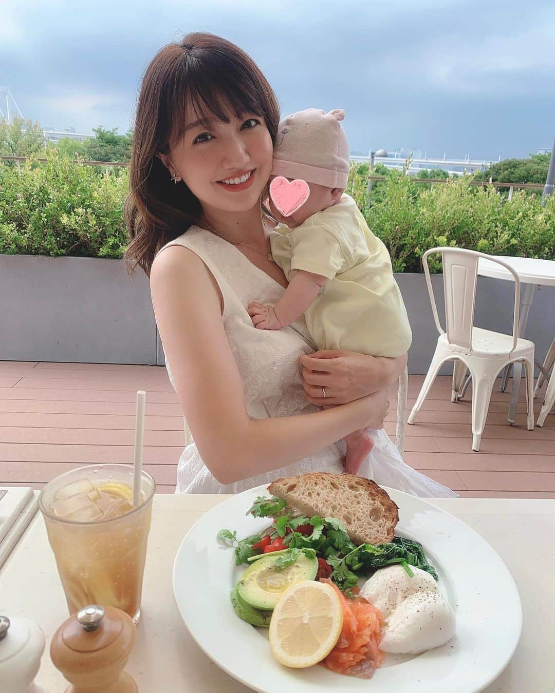 赤松麻里菜のインスタグラム：「次女は3ヶ月に👶♡ 長女が全然寝ないよく泣く赤ちゃんだったのでかなり覚悟してましたが、次女はよく寝るしあまり泣かないし…かなり育てやすい🥺💕 2人育児に少し慣れて余裕が出て来たのも、次女が穏やかなおかげ👼♡ ちなみに長女はママ似でしたが次女はパパ似なので、パパも嬉しそう👨💕 (私は少し寂しい…でも唯一髪質は私似！笑) 毎日癒しをありがとう🥺 #むすめふく @tenerita_official  #次女 #3ヶ月ベビー #赤ちゃん #赤ちゃんのいる生活 #赤ちゃんのいる暮らし #赤ちゃんコーデ #テネリータ #お台場 #お台場カフェ #bills #女の子ママ #姉妹ママ #2人育児 #2歳差育児 #ママライフ #育休 #育休中 #育休中の過ごし方」