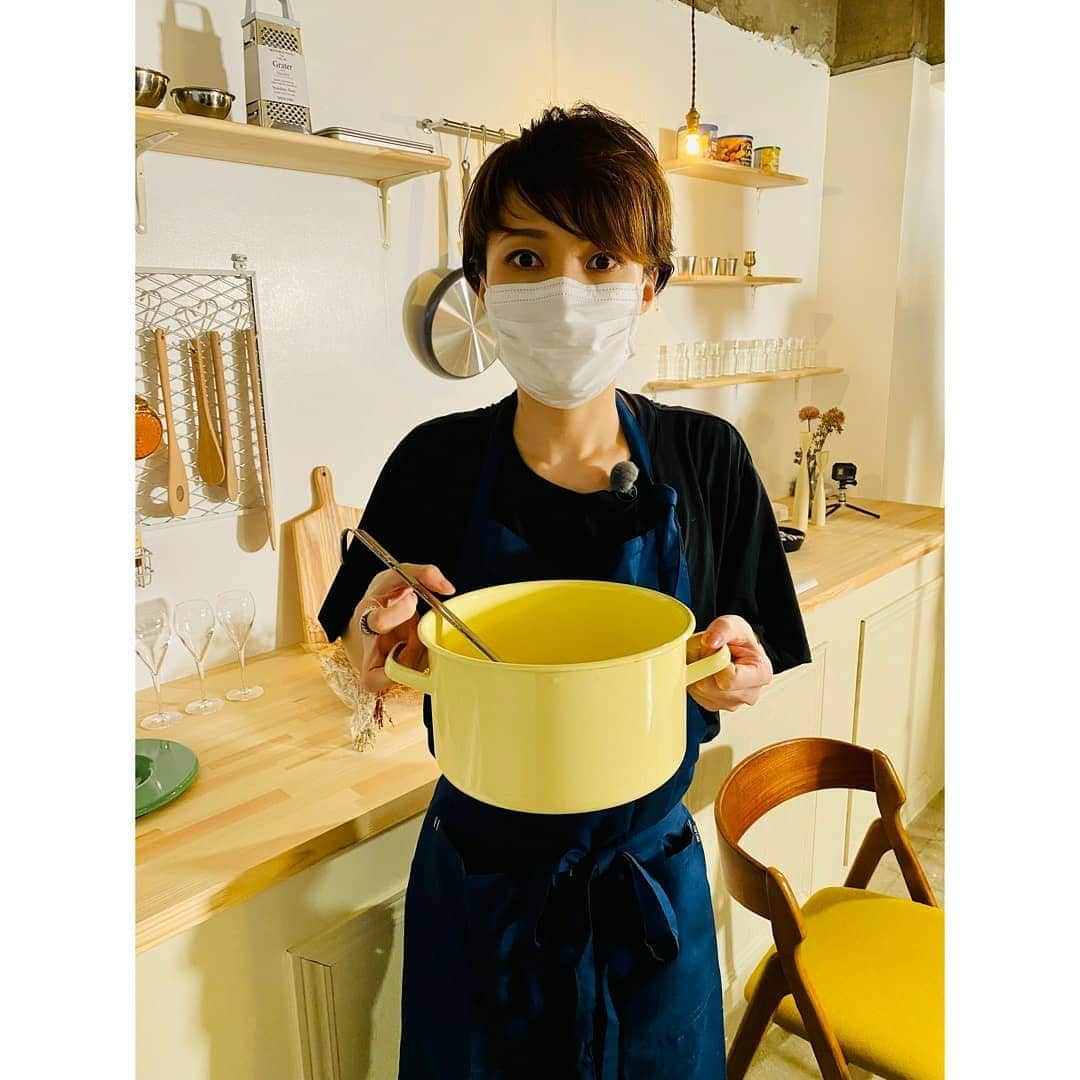 望海風斗さんのインスタグラム写真 - (望海風斗Instagram)「✏︎ #WOWOW #宝塚プルミエール #望海風斗退団スペシャル ⁡ 感想文・第二弾 ⁡ エプロンの人は置いておいて… #もふれる屋カラハリ さんで カワウソやミーアキャット達に会いに行きました。 が、しかし、私見るのは好きなのに近づけない‼︎ 全く使い物にならない😫 動物は可愛いのに…ごめんなさい😢 あきらの男前っぷりをお楽しみいただけたと思います♪笑 ⁡ そして、ハウススタジオにてゲームしたりセグウェイ乗ったり…この空気感本当に懐かしかった😭 ミルクレープも2人のお陰で可愛くできました🙌 最後はお楽しみのシャンパンで🥂 ⁡ この様な状況の中で直前まで変更や調整、当日も動き回ってくださったスタッフさん。 完璧なナレーションで番組をグッと面白くしてくれた翔ちゃん。 協力してくださったお店やハウススタジオさん。 ⁡ そして退団したばかりの あきらとるな。 ⁡ ありがとうございました‼︎ ⁡ #瀬戸かずや #冴月瑠那 #彩凪翔 ⁡ #退団して5ヶ月 ‼︎ #浦島太郎 もだいぶ馴染んできましたよー。 絶賛#SPERO 思い出し中〜 #東海公演 まであと少し💨 #望海風斗」9月11日 15時12分 - nozomifuto_official