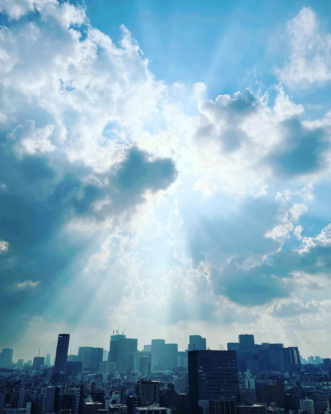 猫沢エミさんのインスタグラム写真 - (猫沢エミInstagram)「今日の空。  神さま降臨感、ハンパない✨  #東京下町時間　#911の日　#世界に平和と安寧を　#戦争絶対反対」9月11日 15時16分 - necozawaemi