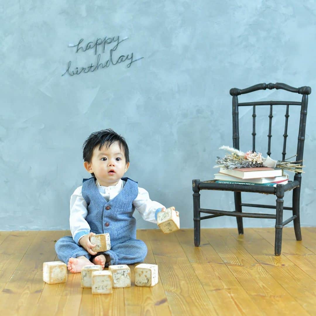 福島慶子のインスタグラム：「1歳のバースデーフォト🎥 ハーフバースデーと同じところで✨  大きくなったな〜🥺✨ 全然小さいけど🤣 #1歳 #子育て記録#男の子ママ」