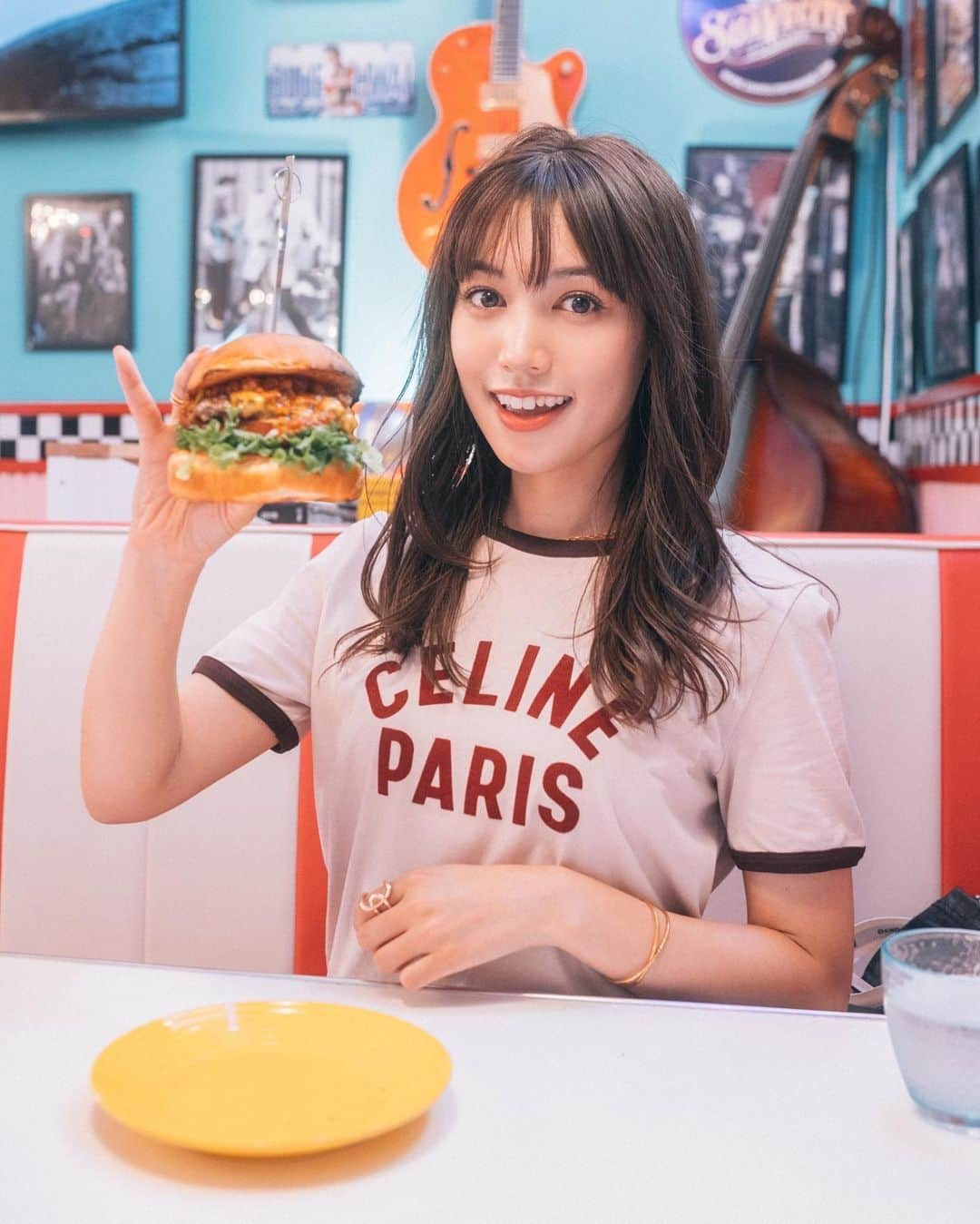 ののさんのインスタグラム写真 - (ののInstagram)「. ハンバーガー🍔 アメリカンな店内が可愛かった🇺🇸  私の着てるシャツにはPARIS🇫🇷って書いてるけど笑  Photographer. @tn_square 7月撮影 #一眼レフ#ハンバーガー#ポートレート#関西モデル#フリーランスモデル#撮影依頼募集中#東京カメラ部#ファインダー越しの私の世界#名古屋グルメ#名古屋ランチ#名古屋カフェ#常滑グルメ#常滑ランチ#愛知グルメ#愛知ランチ#グルメスタグラム#肉スタグラム#知多半島グルメ#知多半島カフェ#愛知観光#セントラルダイナー#ダイナー#セリーヌ#シャツ#笑顔#portrait#humberger #celine#smile」9月11日 7時21分 - nonoko0309