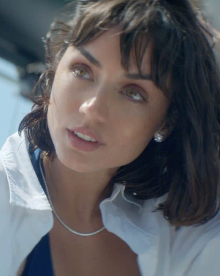 アナ・デ・アルマスのインスタグラム：「Moments are yours to make and celebrate. I hope you enjoy my new campaign with @onlynaturaldiamonds 💎 Filming it was an experience I will never forget. #ForMomentsLikeNoOther #GlobalAmbassador」