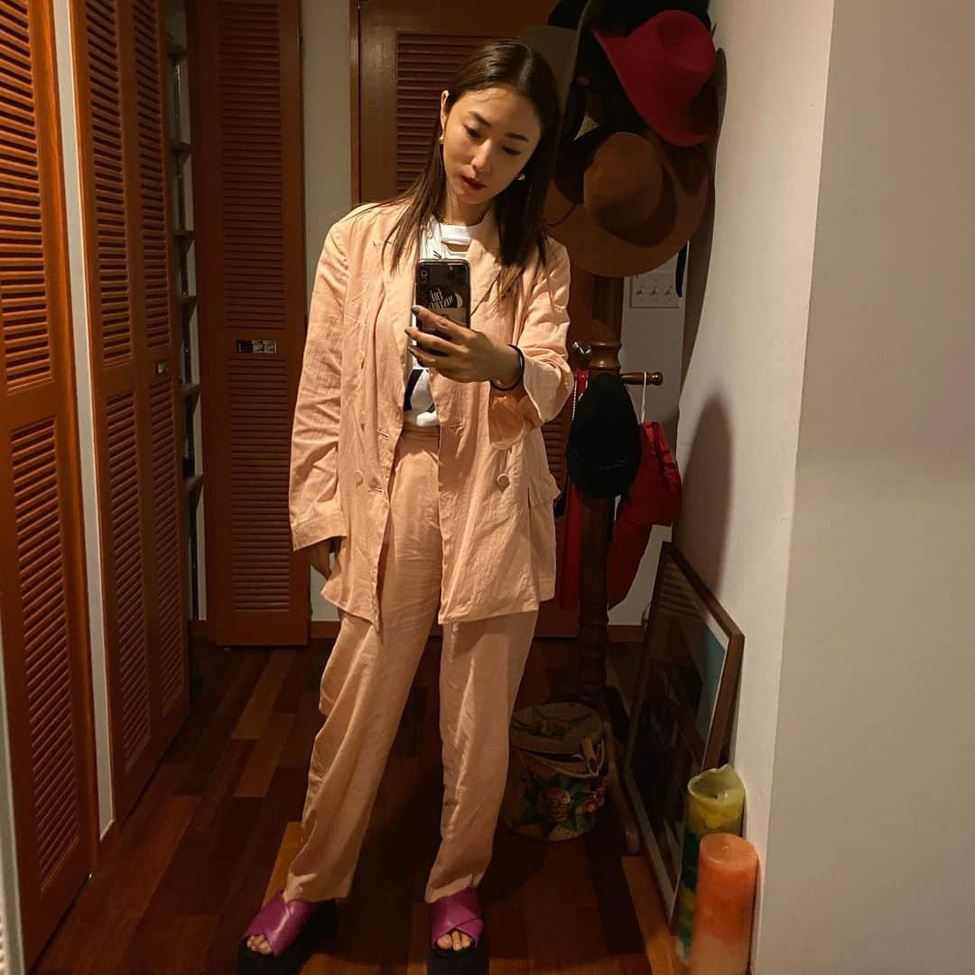 MEGUMIさんのインスタグラム写真 - (MEGUMIInstagram)「自粛ムードの中、自分のテンションを上げるには洋服が本当に効果的❤️‍🔥 毎日コーディネート考えるのは楽しいですねー！ #最近はこんな格好でお送りしました」9月11日 9時56分 - megumi1818