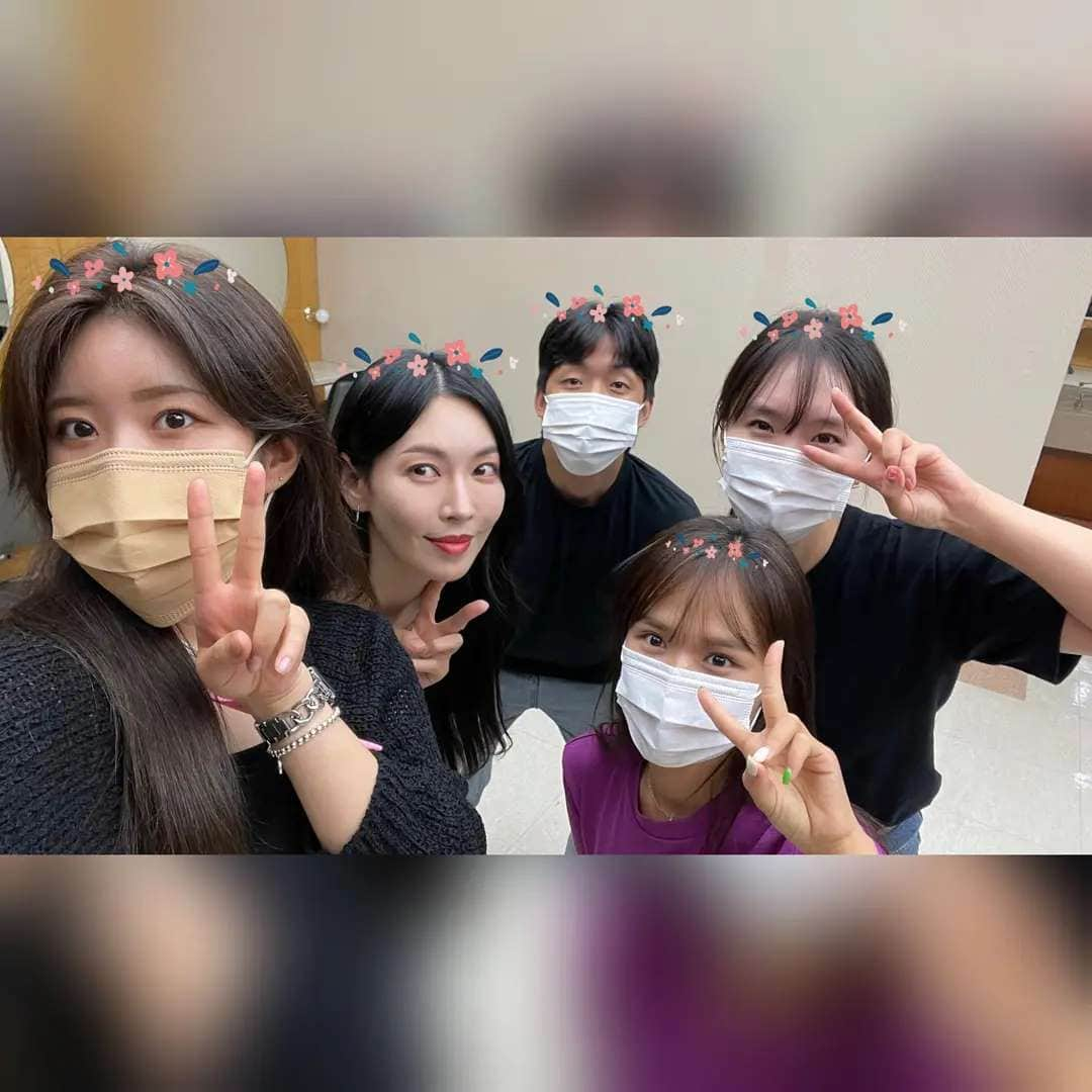 キム・ソヨンさんのインスタグラム写真 - (キム・ソヨンInstagram)「우리 천서진 팀🥰🙆‍♀️  💋 @harunangja @j.yyyyy 💇‍♀️  @suann614 @happinessmigang 👗 @_kimdahyun  @happydebbie__ 💪 @seokho89 🏡 @jwidecompany  👏👏👏👏👏👏👏👏👏👏👏💙」9月11日 15時47分 - sysysy1102