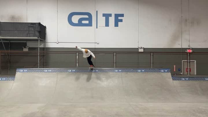 笹岡建介のインスタグラム：「Back tail👀  @mktaxi.jp @dcshoes_japan @dorcus_tbs @bern_japan @stance_japan @skullcandyjapan @independenttrucks @rictawheels @minirampsteez  @chubusystem_official  #mktaxi#dcshoesjapan #dcshoes #skullcandyjapan #bells #independenttrucks #triforce_k #hi_5 #dorcus_tbs #6556skateboarding #divisio#fivecrossskatepark #showgekiskateboards #13mind#bern#bernjapan#make___#skate#skateboard #instagood #skatecrunch #skatecrunchmag #minirampsteez」