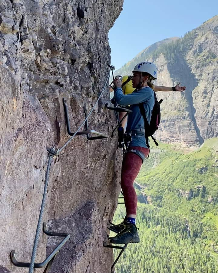 ヒラリー・スワンクのインスタグラム：「Check out this #FitnessFriday 😜🧗🏽‍♀️ Fun outdoor adventure day with my great bud, @becca_tudor from @telluride_fuel because “fitness is not just in the gym“  🙌🏽💪🏽⛰」