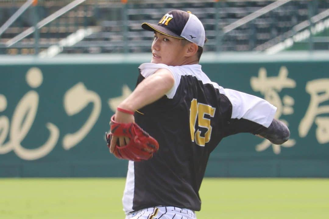 阪神タイガースさんのインスタグラム写真 - (阪神タイガースInstagram)「今日は甲子園球場でウエスタン・リーグ公式戦が行われます！試合前練習の様子です！ #西純矢 選手 #望月惇志 選手 #加治屋蓮 選手 #荒木郁也 選手 #榮枝裕貴 選手 #俊介 選手 #ウエスタンリーグ  #阪神タイガース #挑超頂」9月11日 11時13分 - hanshintigers_official