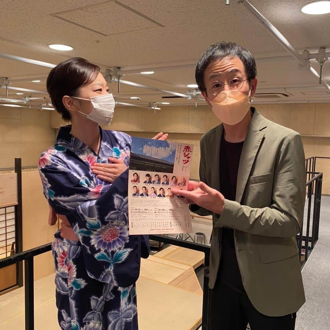 桜咲彩花のインスタグラム：「もう懐かしの稽古場写真…🤓  矢柴俊博さん。 顔合わせから席がお隣で、 ド緊張していた私に優しく気さくに話しかけてくださり。 初日から心助けて頂き🥲  それからもずっと稽古場でお隣で。  お芝居中の絡みは残念ながらありませんが、 私が矢柴さんのお芝居について質問しまくり！ めちゃくちゃ丁寧に色々とお伺いさせて頂きました🙏🏻　 　　  舞台稽古のダメ出しの席もお隣だった矢柴さん。  舞台稽古終わり、矢柴さんは 私にそっとお芝居のヒントを下さいました。 　 そのお言葉にどれ程 心もぐるぐるな頭の中も救われたか分かりません 　　  矢柴さん いつもあたたかいお心と楽しさをありがとうございます🌿 　　 　  矢柴さんのこだわり眼鏡を拝借…ふふふ🤓🎶  #矢柴俊博 さん👓 #福地記者  #舞台　#赤シャツ」