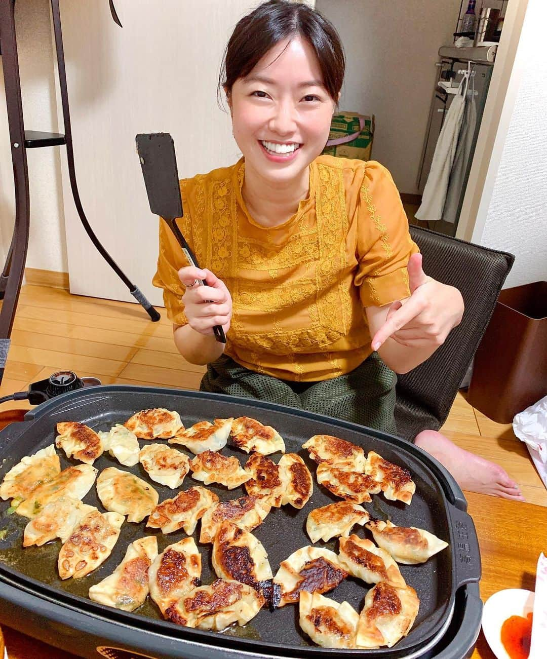 小田飛鳥のインスタグラム：「仲良しご近所さん達と餃子パーティー🥟 皆沢山美味しく食べてくれて🥲 食材買い足して色々焼いたりして楽しかった🥰 ホットプレートはエガちゃんねるでも活躍した自前のを持参しました😆👌 #一人じゃ無いよ #みんなで桃鉄 #時間の感覚がなくなる #餃子パーティー」