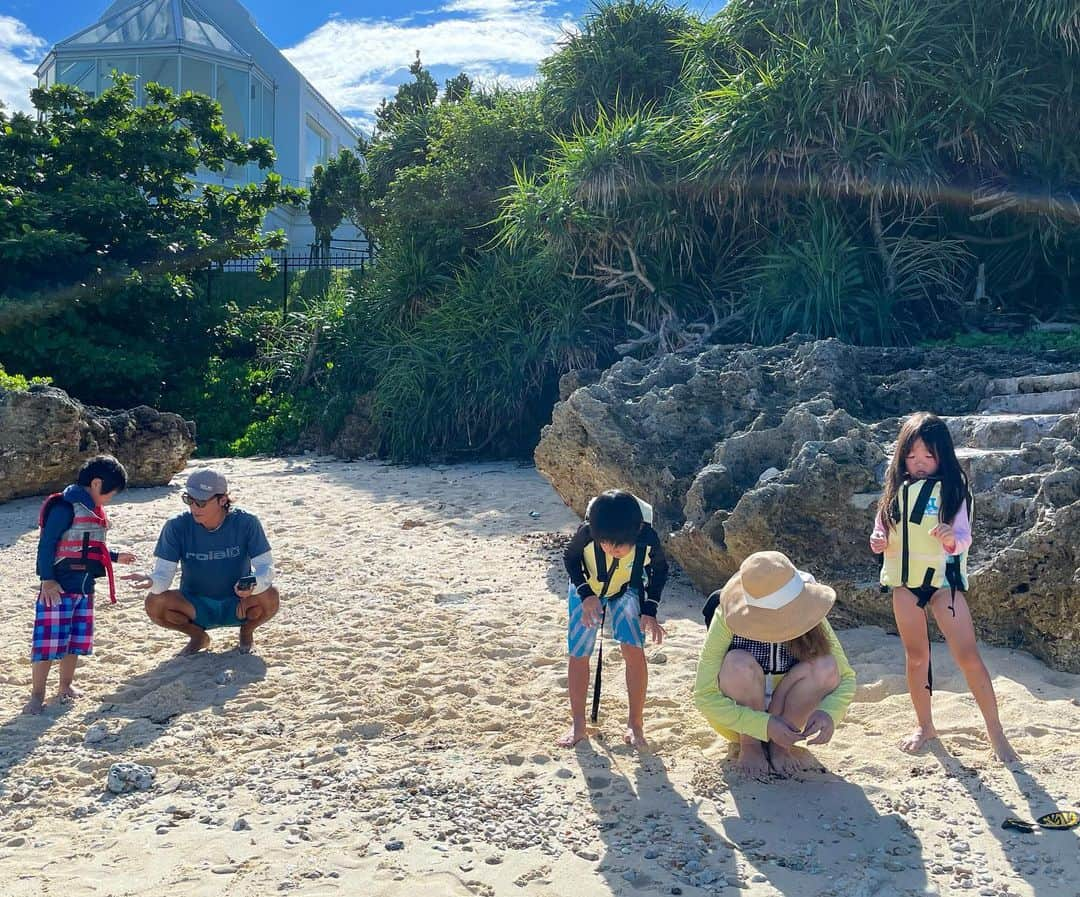 田中律子さんのインスタグラム写真 - (田中律子Instagram)「家の前で朝SUP🏄‍♀️  浅瀬で私がくつろいでたら、キッズ達が次々と乗り込んできた🤣おーーい沈むってばぁ😂  朝から身体を動かして、小さなビーチに上陸してヤドカリ探し🐚  青い空と青い海🏖 太陽いっぱい浴びてゲラゲラ笑って、キッズも大人もみんな最幸な笑顔に満たされる💛  こんな時間を過ごすことができる沖縄のライフスタイル、海のある生活は、私を豊かにしてくれて幸せでいっぱいにしてくれる🤩  沖縄に家を買って9年🏠ホントにここに来て良かった✨  THANKS🙌 SUP BOARD🏄‍♀️ @starboard_japan   #okinawa  #okinawalife  #beachlife  #lifestyle  #lifeisbeautiful  #sup #海のある生活  #豊かな生活  #沖縄移住」9月11日 11時37分 - ri2kotanaka