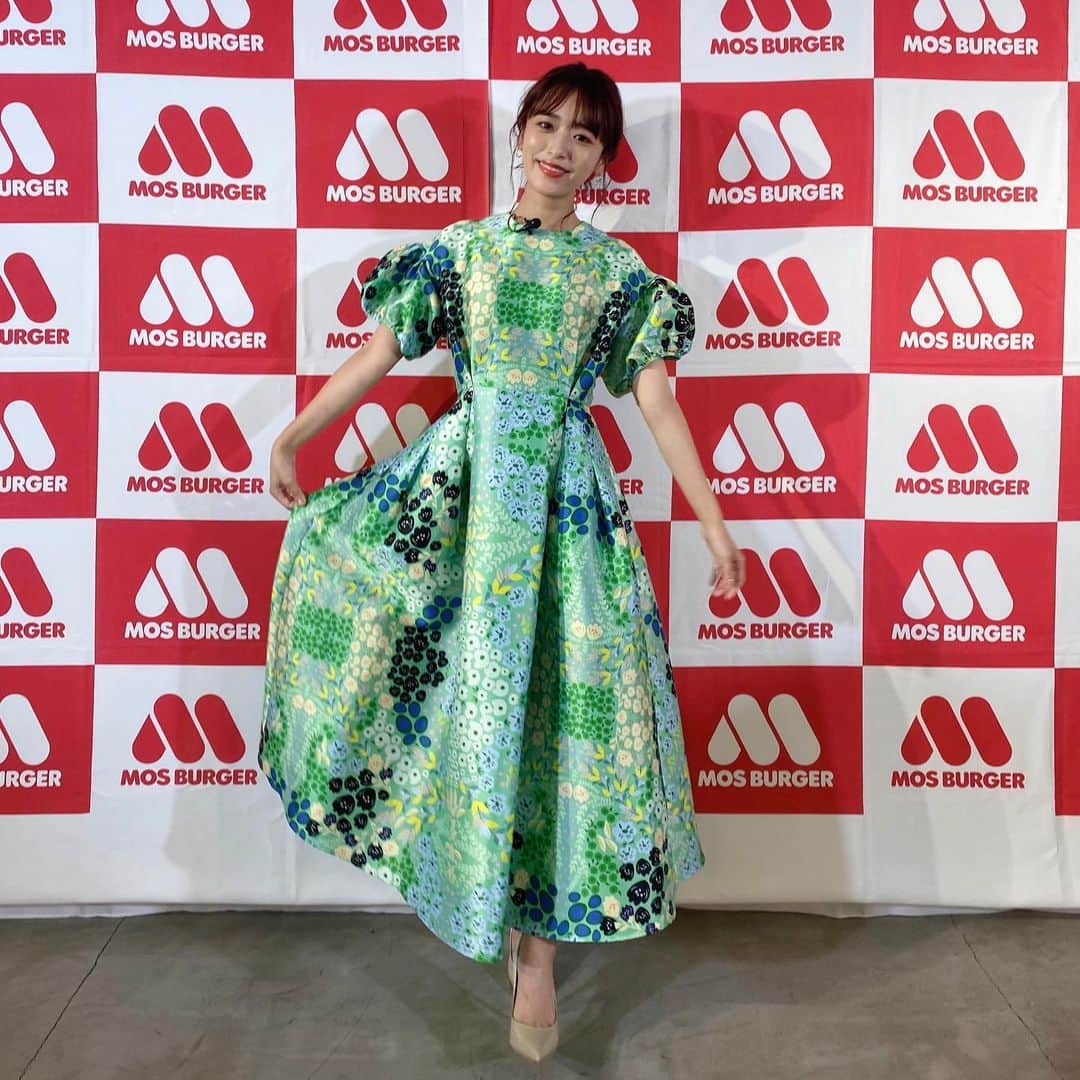 近藤千尋のインスタグラム：「モスバーガーさんの 新商品のCMキャラクターになりました🌱💞 先日新作発表会でした🙌 @mosburger_japan  グリーンバーガーテリヤキ プラントベースでとっても美味しいので皆さんも是非食べてみてね❤️ テレビCM📺楽しみにしていてください☺️✨✨🌍」