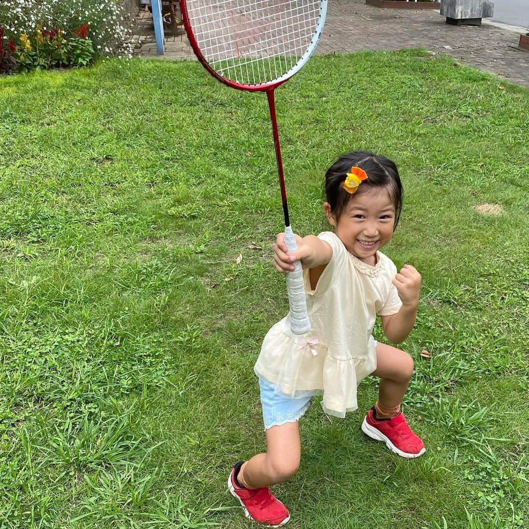 潮田玲子さんのインスタグラム写真 - (潮田玲子Instagram)「構えもそれぞれ…笑笑🤣🏸  #公園で #バドミントン #家族時間 #週末」9月11日 11時59分 - reikoshiota_official