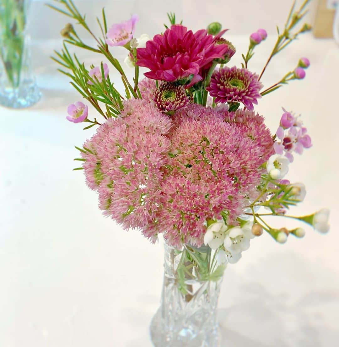 太田景子さんのインスタグラム写真 - (太田景子Instagram)「久しぶりにミニブーケ作ったよ〜☺️  コロナから回復した友だちへ❤️ 以前、玄関に入りきらないくらい大きな箱に入ったお祝いのお花をもらったので、快気祝いもお花でお返ししようと思いつきました💐✨  秋のお花を詰め込んでみたけど、喜んでくれるといいな🌾💛」9月11日 12時20分 - keiko_ota1121