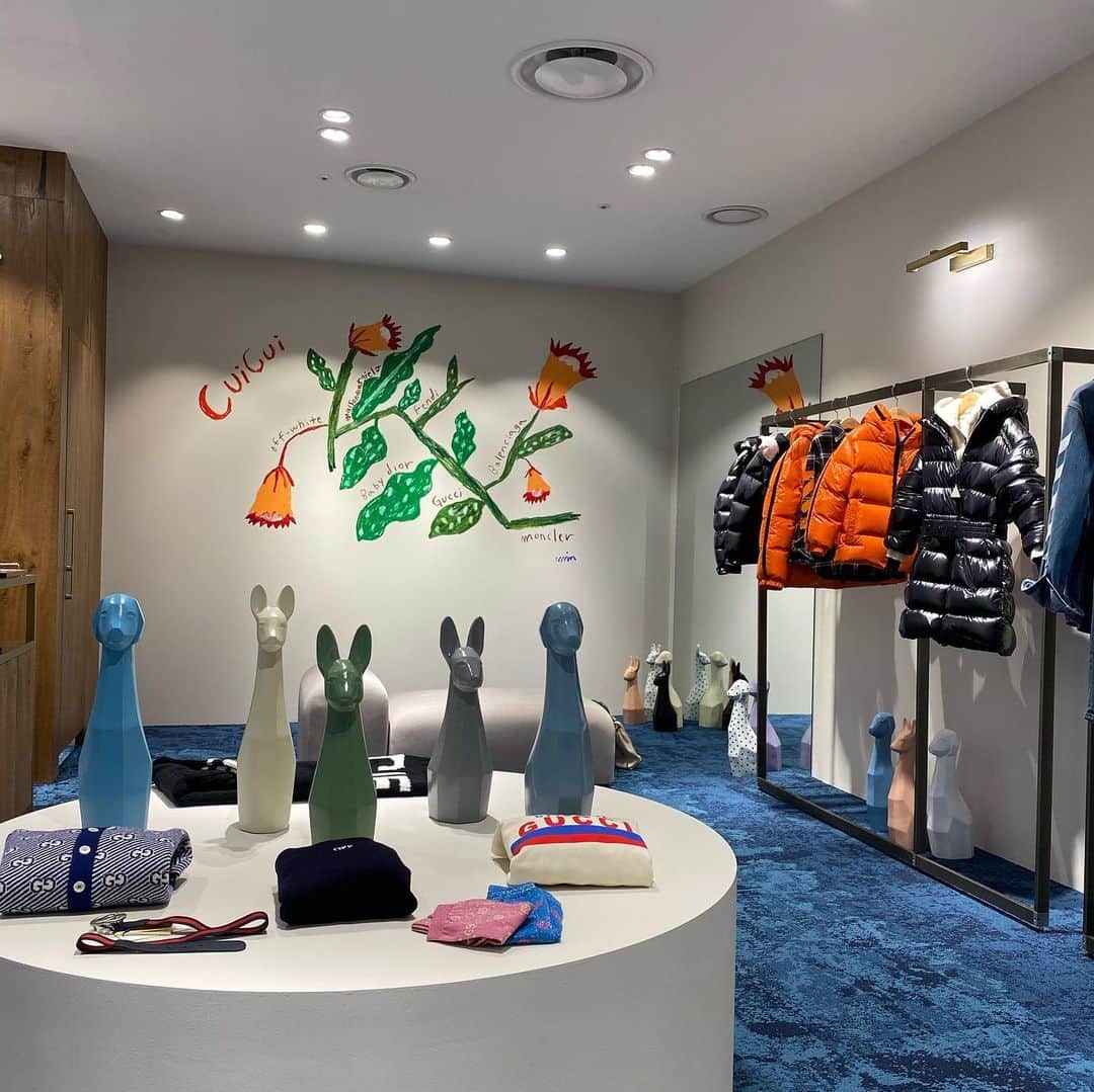 ヤン・ジンソンのインスタグラム：「9월11일 롯데백화점 잠실점 open  Let’s sing like a small bird! cuicui designer boutique only for  kids  주말에 퀴이퀴이 매장에 있어요! 롯데잠실점 아동 8층 ! 놀러오세요💙 저 있을때!!! 양진성 혜택  잔~~ 득 갑니다 힛  #오프화이트키즈 #mm6마르지엘라키즈  국내 최초 단독 런칭했어요😘 (엄마들사이즈도  모두 있답니다🤭)   (오프화이트,메종마르지엘라,몽클레어,구찌,펜디,스톤아일랜드)  #cuicui #퀴이퀴이」
