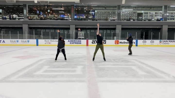 ショーン・ラビットのインスタグラム：「I had the honor of choreographing Broadway themed for tonight’s @laicetheater tryouts! As tradition when I work with LAIT here is myself and @bebe_liang skating it together! 今日はロサンゼルスアイスシアターために振り付け作った！今日はシカゴの音楽使えました。楽しんでね！  . . . . .  #figureskating  #фигурноекатание #musicaltheater  #training  #foodie  #fitfam  #travelphotography  #chicago  #ootd  #iceskating #fitnessmotivation  #broadway #trainingmotivation #アメリカ #フィギュアスケート  #トレーニング  #バンタン #筋トレ  #モデル  #イケメン  #ファッション  #おしゃれさんと繋がりたい  #今日の服  #いいね返し  #インスタ映え  #可愛い  #羽生結弦 #おはよう #かっこいい #ダンス」