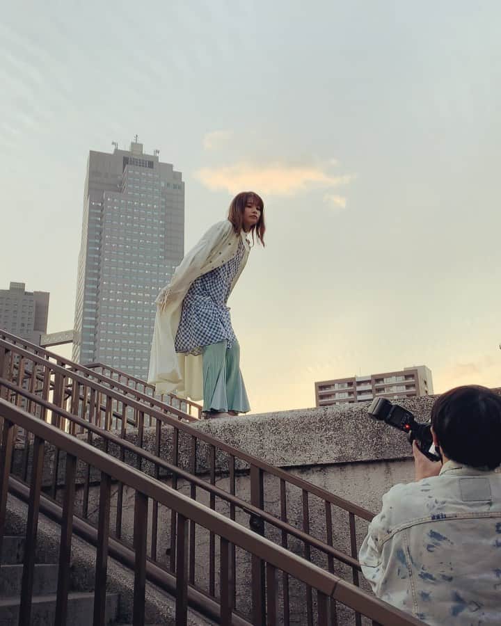 足立佳奈のインスタグラム：「人生初のブックレットの撮影の時🧚🏻‍♂️  衣装は💄💭 コート @aoiwanaka.official チュニック @ottodame_jp パンツ @rpko_official @the.pr_ アクセサリー @roomx601 サンダル @randa_pic」