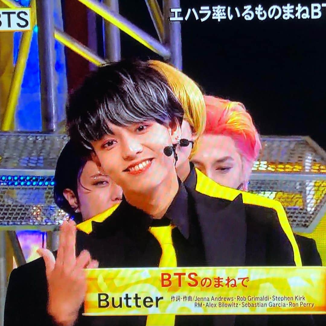 のインスタグラム：「#ものまね紅白🎤  #ものまねBTS  ありがとうございました🔥🔥  計25時間も練習したButter いかがでしたか？💕💕  最高の夏… またこの7人で踊りたいです😉  #SUGAは元ジャニーズの若手芸人だよ #エハラマサヒロさん #おばたのお兄さん #モリナオフミさん #小林達矢さん #シュネルさん #杉野ひろしさん」