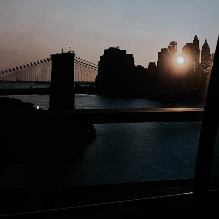 ジジ・ハディッドのインスタグラム：「My heart is heavy today thinking of all the lives lost on this day 20 years ago. I will never forget that day, and since then, NYC has become a city that has given me so much. Sending light and love to all the first responders, New Yorkers, those who lost loved ones, and those affected worldwide by the tragedies of 2001. I am proud of the resilient spirit of NYC, and proud to be amongst it. May God Bless all.」