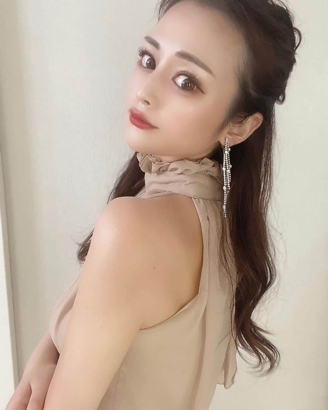 のインスタグラム：「結婚式コーデ💒👰‍♀️💕  今日は学習院のお友達の挙式に参列♡  本当に綺麗で幸せそうで ほっこりしました♡♡♡  結婚式ヘアアレンジは今回も @somyzk さん🥰  ハーフアップって簡単なオーダーなのに こんなに可愛いヘアをものの30分で🥺✨✨✨  天才すぎます🥺💕💕  ワンピは @spicaglow だよ❤️‍🔥  クーポンコードpsh900でお得になるよ💕  #結婚式#結婚式ヘアアレンジ#お呼ばれヘア#ことこーで#spicagrow#hairarrange#ootd#coordinate」