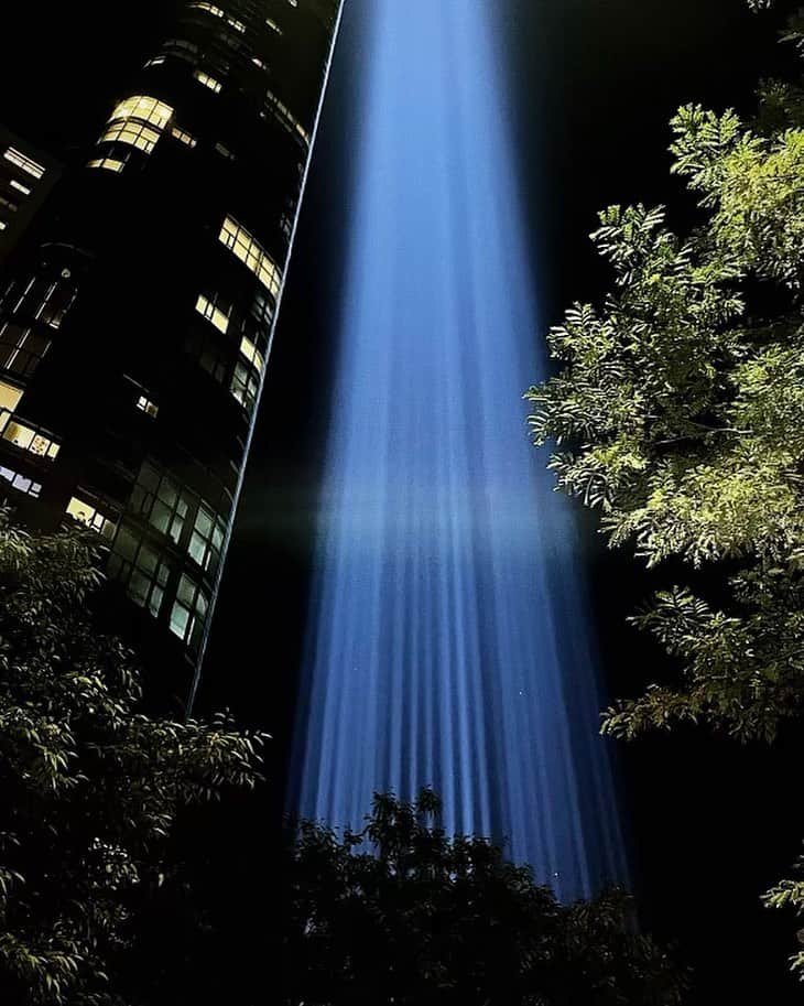オリヴィア・パレルモのインスタグラム：「NYC always standing tall and shining #neverforget」