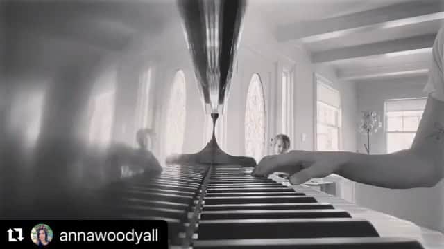 デイン・デハーンのインスタグラム：「20 years 💔🗽❤️   @annawoodyall (whom I miss very much) on the keys.」