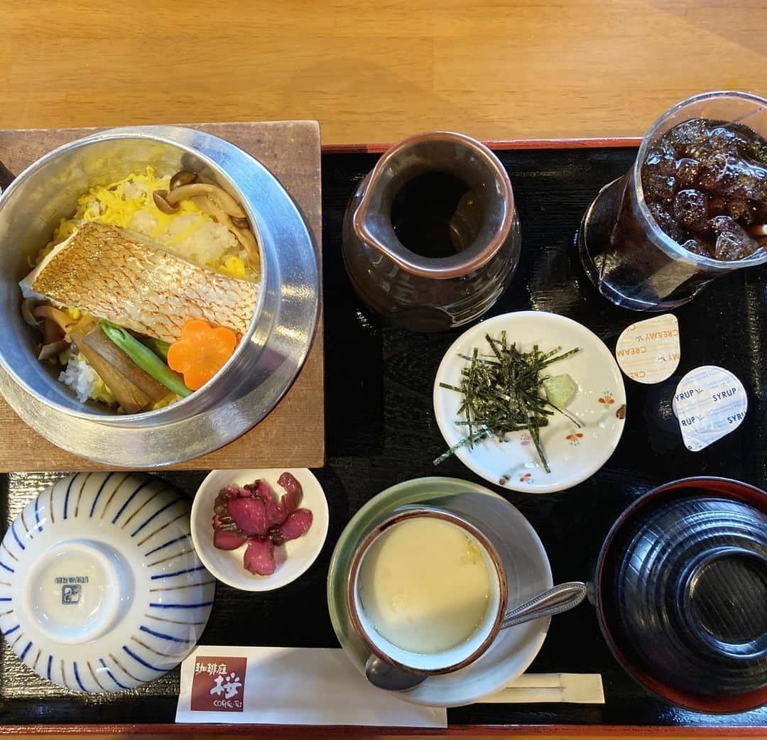 黒江美咲のインスタグラム：「珈琲庭  桜＠三重県菰野町　 (しばらく前に行った店のポストです。) いくらなんでも大サービスすぎて ちょっと心配になるお店😳　  鯛の釜めしモーニングはドリンク付で９９０円。 パングラタンはドリンク付８８０円。 モーニングだけで数十種類ある。美味しい！  和風家屋風な店内はテーブル広くて、ゆったり。  キャンプ場やアクアイグニスが近いので行き帰りにまた寄りたいな。  #三重モーニング#珈琲庭桜#菰野町モーニング#冷コーサイコー」