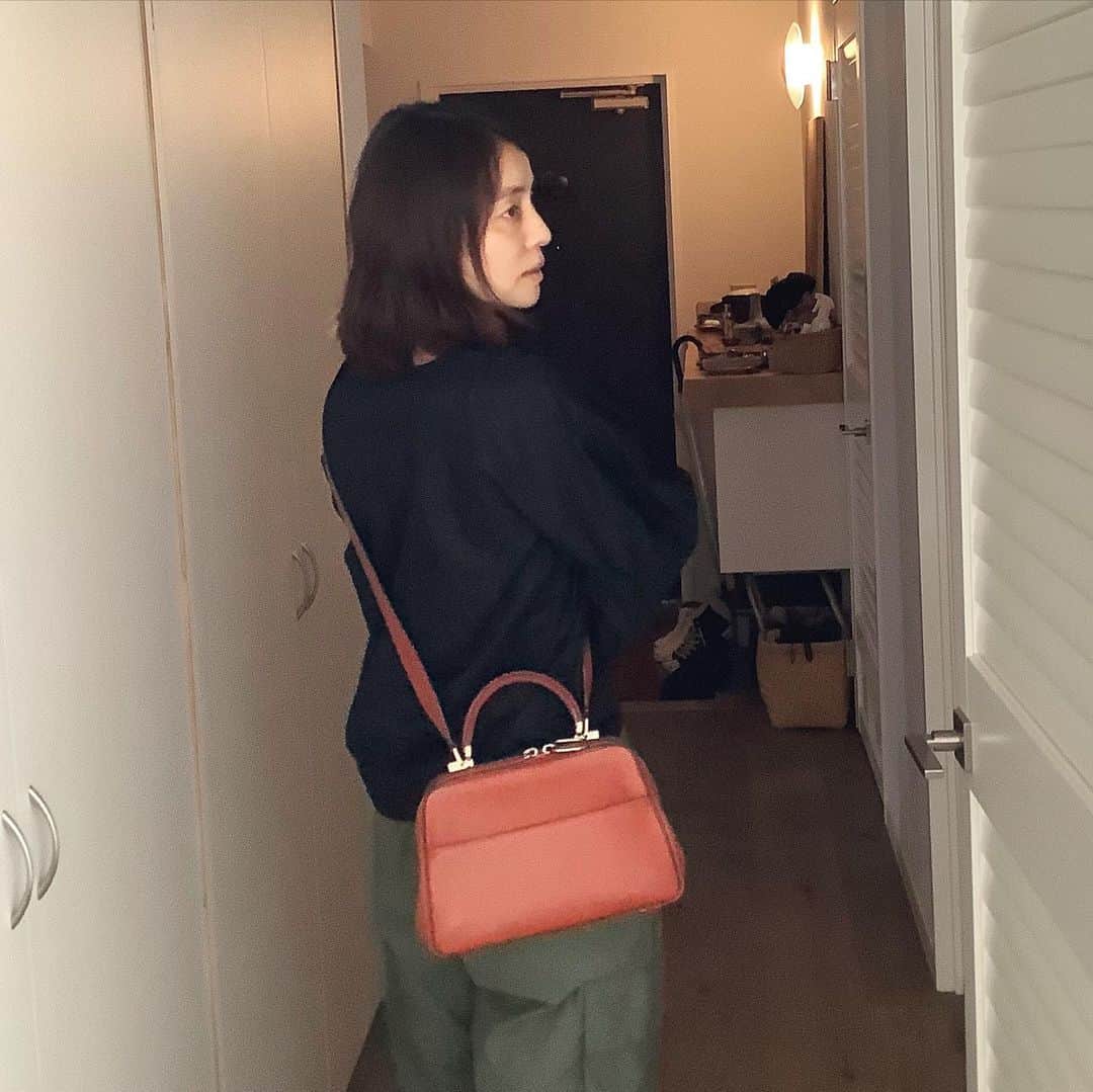石田ゆり子さんのインスタグラム写真 - (石田ゆり子Instagram)「美しいもの。 このバッグは つくづく美しいなぁと おもう。 @valextra 憧れです。 どこもかしこも美しくて 品がある。」9月11日 16時23分 - yuriyuri1003