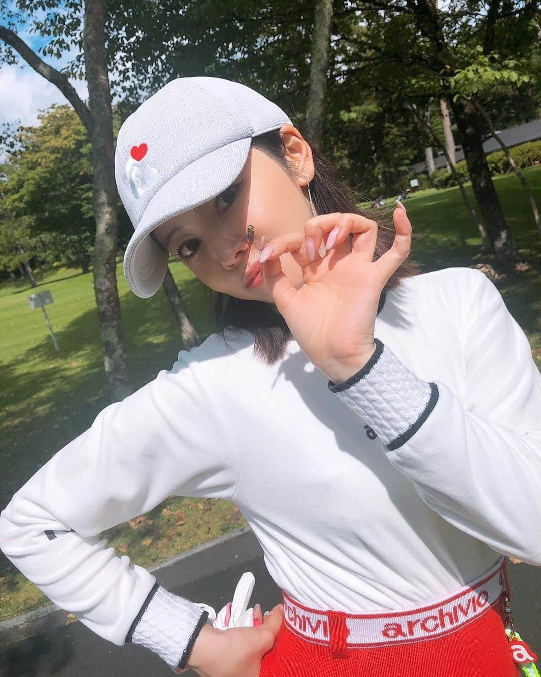 松下萌子さんのインスタグラム写真 - (松下萌子Instagram)「数年ぶり…しかも何回目かのゴルフ🏌️‍♀️ と言う名前の虫取り😂🦋 楽しかったな～⛳️  また、お肌のことを最近聞かれますので ここに記しておきます！ 月一の @yagbeauty_official で、ピーリング＆トーニングをしています。 肌のトーンも上がって調子がいいので、 一年以上通い続けてます☺️🙌  #松下萌子 #ゴルフ #ゴルフ女子　#チョークアーティスト」9月11日 16時17分 - moecochalkart