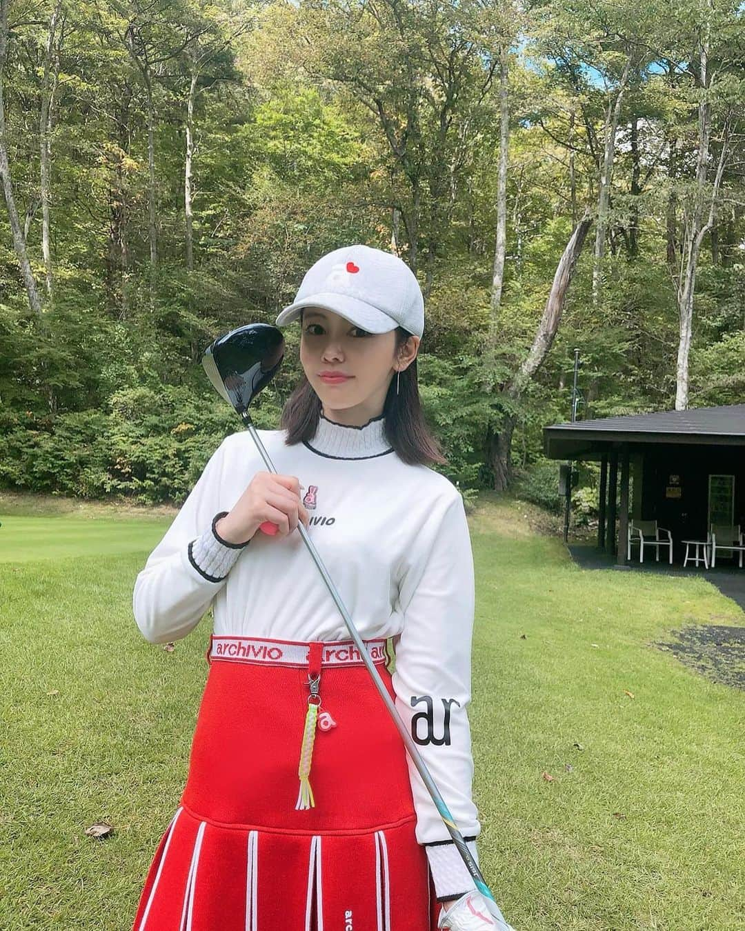 松下萌子のインスタグラム：「数年ぶり…しかも何回目かのゴルフ🏌️‍♀️ と言う名前の虫取り😂🦋 楽しかったな～⛳️  また、お肌のことを最近聞かれますので ここに記しておきます！ 月一の @yagbeauty_official で、ピーリング＆トーニングをしています。 肌のトーンも上がって調子がいいので、 一年以上通い続けてます☺️🙌  #松下萌子 #ゴルフ #ゴルフ女子　#チョークアーティスト」