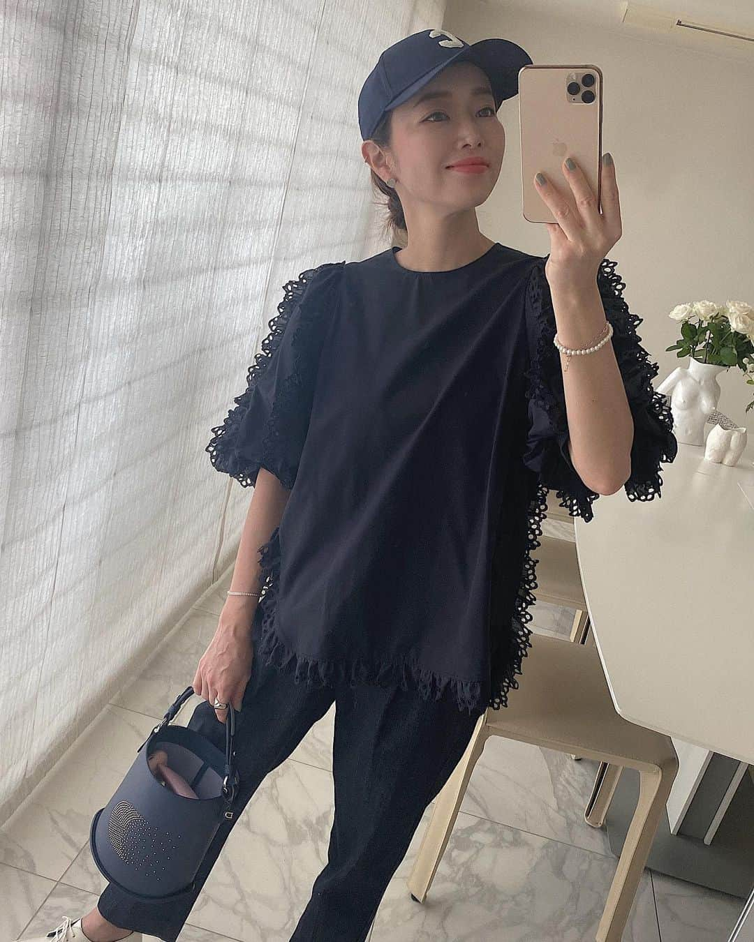 翁安芸さんのインスタグラム写真 - (翁安芸Instagram)「Weekend in all navy blue💙📘👖👀  全身ネイビーの土曜日。靴だけホワイト🤍  Blouse #yori #ヨリ Denim #coel #yanuk #yanukdenim  Cap&Shoes #celine #セリーヌ Bag #delvaux #デルヴォー  Jewelry #stellarhollywood #ステハリ  #akiweng #翁安芸 #outfit #tokyo」9月11日 16時18分 - akinyc