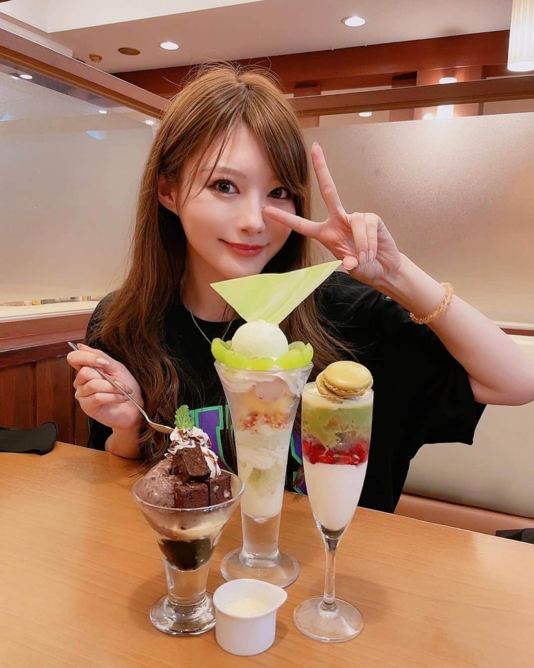 相沢みなみさんのインスタグラム写真 - (相沢みなみInstagram)「どこのファミレスでしょうか？！ . Which family restaurant do you think I'm at? . #相沢みなみ  . #ファミレス #ファミレススイーツ  #ファミレスパフェ」9月11日 16時19分 - epoint2016