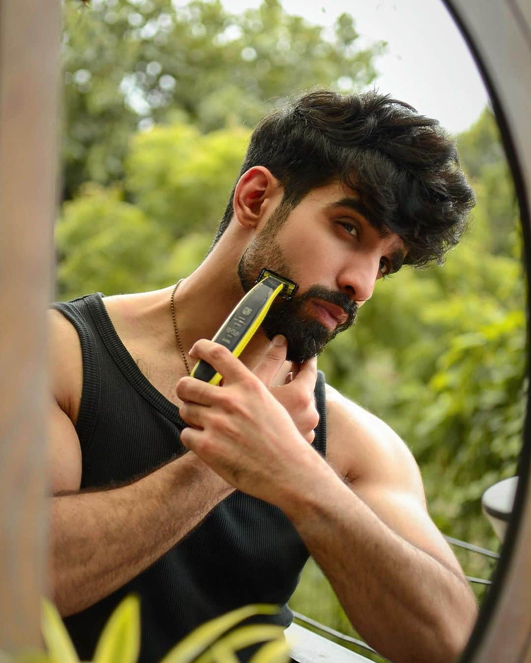 Karron S Dhinggraさんのインスタグラム写真 - (Karron S DhinggraInstagram)「Getting ready for the Weekend! A good trimmer does serve the purpose of making my beard look the way I want it. However, getting the style of my choice needs the right tool. This trimmer from @philipsindia ‘s perfectly suits all my needs. Click on the link in bio to check it out!  #myntrabeauty #T2 @myntrabeauty  #PaidCollaboration with @myntra @philips  . . . 📷 @jasdeepphotography  #TheFormalEdit #galleri5InfluenStar」9月11日 16時24分 - theformaledit