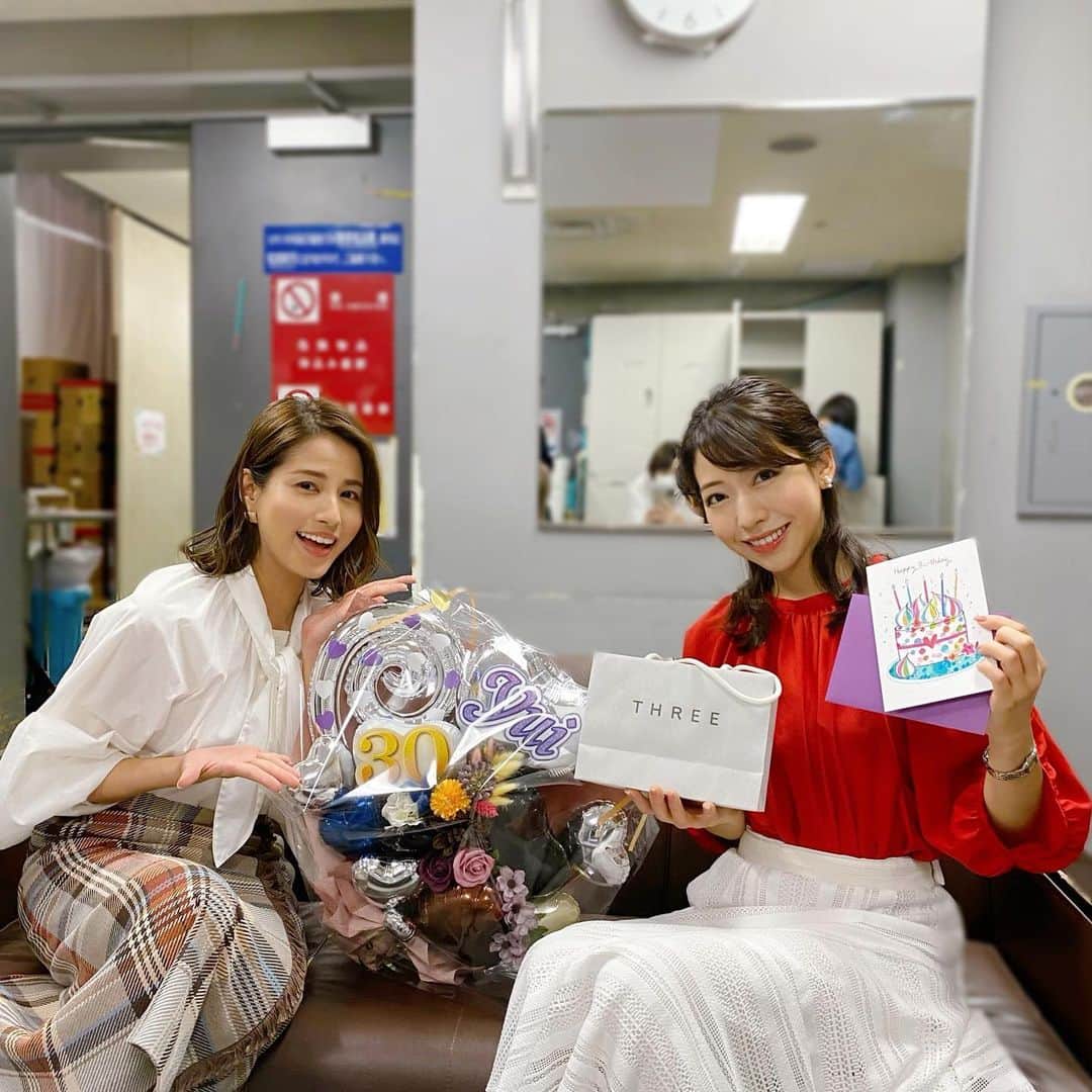 のインスタグラム：「・ ⁡ ⁡ 同い年の二人には 本当にいつも助けてもらっていて 心から感謝☺️💓! ⁡ ⁡ ▶︎優美ちゃんとは、実はめざまし8で 大学ぶりの再会となった訳なのですが 当時から変わらない明るさと優しさで、 私にとって最高の癒し☀️🧡 ⁡ ⁡ ⁡ ▶︎0時になって1番最初におめでとう!と連絡を くれたのがルリカちゃんでした♛感激...😭 いつも落ち着いていて、 色んな話を聞いてくれる頼れる お姉さん的存在です💛 ⁡ ⁡ ⁡  ⁡ みなさんも 良い週末をお過ごし下さい😊👒 ⁡ ⁡ ⁡ ⁡ #同い年トリオ #👩‍👧‍👧 #フジテレビ #めざまし8 #永島優美 #横山ルリカ #小野寺結衣 #手紙が1番嬉しい😭 #宝物 💌 いつの日か祝30代突入の会しようね..🤣🥂💭」