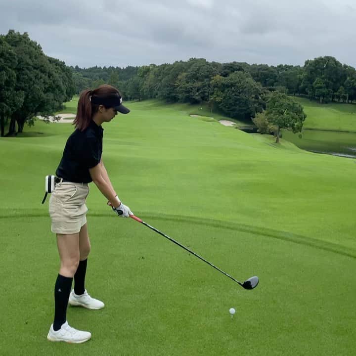 乙幡紗紀のインスタグラム：「・ 最後の最後でいちかちゃん(@ichika_nishimura )の声が切れてるのが悲しみ🥲🥲🥲笑 #golf #golfswing #golfgirl  #ゴルフ#ゴルフ女子 #ゴルフスイング  #romaro #ロマロ　#romarogolf  #newbalancegolf #newbalance  #v12golf #v12」