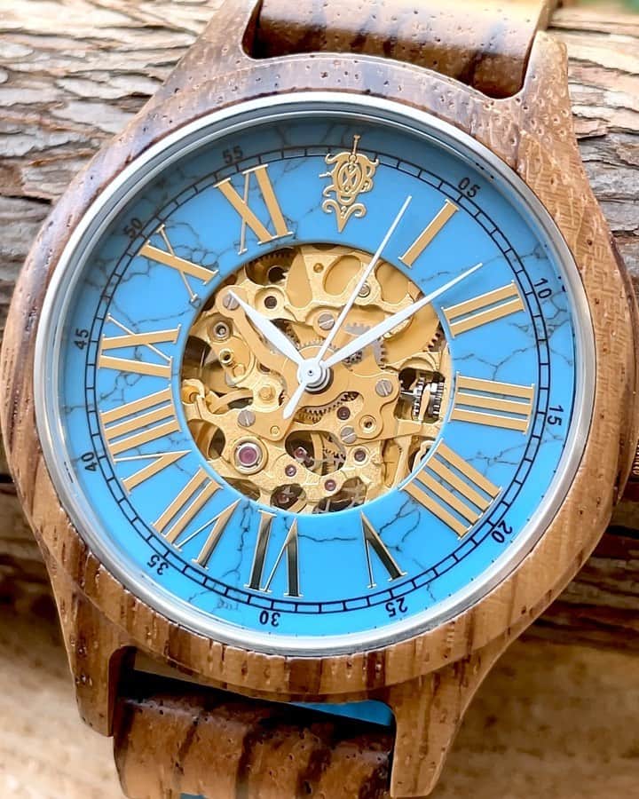 EINBAND -アインバンド-のインスタグラム：「.  Frieden (フリーデン）とはドイツ語で 『平和』という意味です！  文字盤とベルトに天然石のターコイズを贅沢に使った自動巻木製腕時計となります⌚️  Frieden Turquoise × Zebra Wood 販売価格　25,000円(税込)  来週発売となります⌚️ 決して後悔させないクオリティとなっております！お楽しみに♪  #EINBAND #新作」