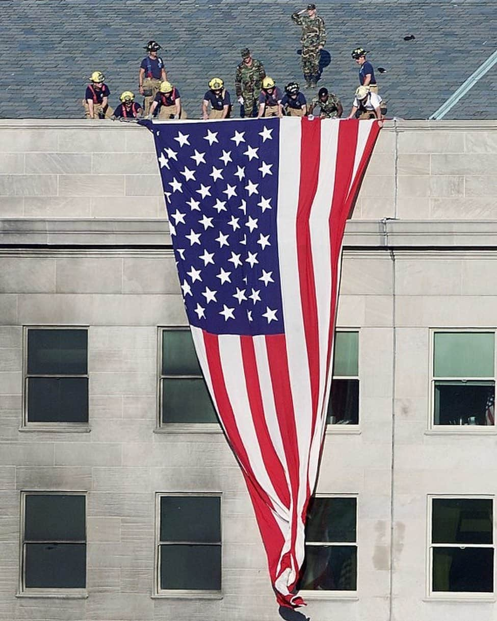 テラン・ヒロウさんのインスタグラム写真 - (テラン・ヒロウInstagram)「This day is a powerful one in American history. Yes, we’ll always remember. No, we’ll never forget. Visions of the very brave heroes who stepped up to a goliath of terror on that fateful day and the days, months, and years after are a testament of hope that show the resilience, courage, and unity that shines as a bright light through such a dark time. We remember all of the lives lost, the ones who lived through it, the heroes who came together without hesitation and gave every ounce of strength and courage and many who even gave their own lives to save the lives of others, the soldiers and service men & women who have done the same to defend and protect, and the loved ones, friends and families of them all. 20 years has gone by, but there is still so much healing to be done, and I pray we all do a better job of showing compassion to one another. God bless.」9月11日 17時00分 - terannhilow