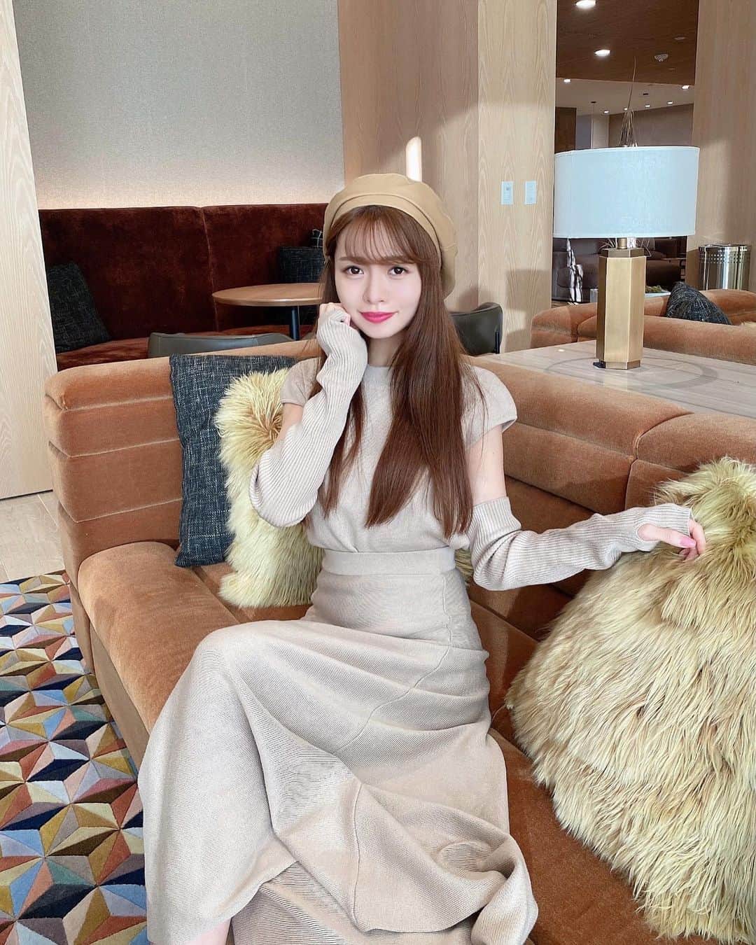 のインスタグラム：「秋のニットコーデ🧶💕 Dinobleのスリーブ付きニットとニットスカートで セットアップコーディネート👗 　 @dinoble_official   ニットのセットアップがぴったりな時期になりましたね🍁ベレー帽との相性も抜群です💕 　 　 ヘアも秋カラーを意識したブラウンです💇‍♀️   秋もオシャレが楽しみです🥰💕 　 　 【Dinobleからのお知らせ】 9/13〜9/19 限定でSALEを開催予定です💕 　 またストーリーにて詳細を投稿するので是非チェックしてくださいね🥰 　 　 　 #セットアップ#セットアップコーデ#スリーブ#秋コーデ#秋コーディネート#ブラウンコーデ#ワントーンコーデ#ベージュコーデ#ベレー帽#ベレー帽コーデ#dinoble#setup#autumnfashion#losangelescalifornia#coffebreak」