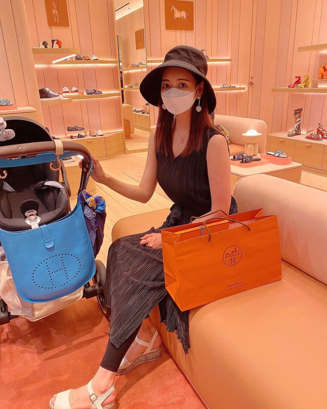 得あゆさんのインスタグラム写真 - (得あゆInstagram)「ちゃっかり着圧レギンス履いてるの 意識高い褒めてほしい。🤲🏻笑  最近はネットショッピングばかりしてしまうので 落ち着いたらまたゆっくりお買い物したいなっ👡  ・ ・ ・ ・ ・ ・ ・ ・ ・ ・ ・ ・ ・ ・ #帽子#レギンス#ワンピース#着圧レギンス#意識高い系#意識高い系女子#ワンピース#お買い物#阪急#エルメス#靴#サンダル#オトナ女子#大人可愛い#産後#子育て#子育てママ#エブリン#夫婦生活#ベビーカー#サイベックス#赤ちゃんのいる暮らし#男の子ママ#男の子ベビー#babycarrier#cybex#cybexpriam#hermes#hermesbag#hermeslover」9月11日 17時39分 - tokuayu819