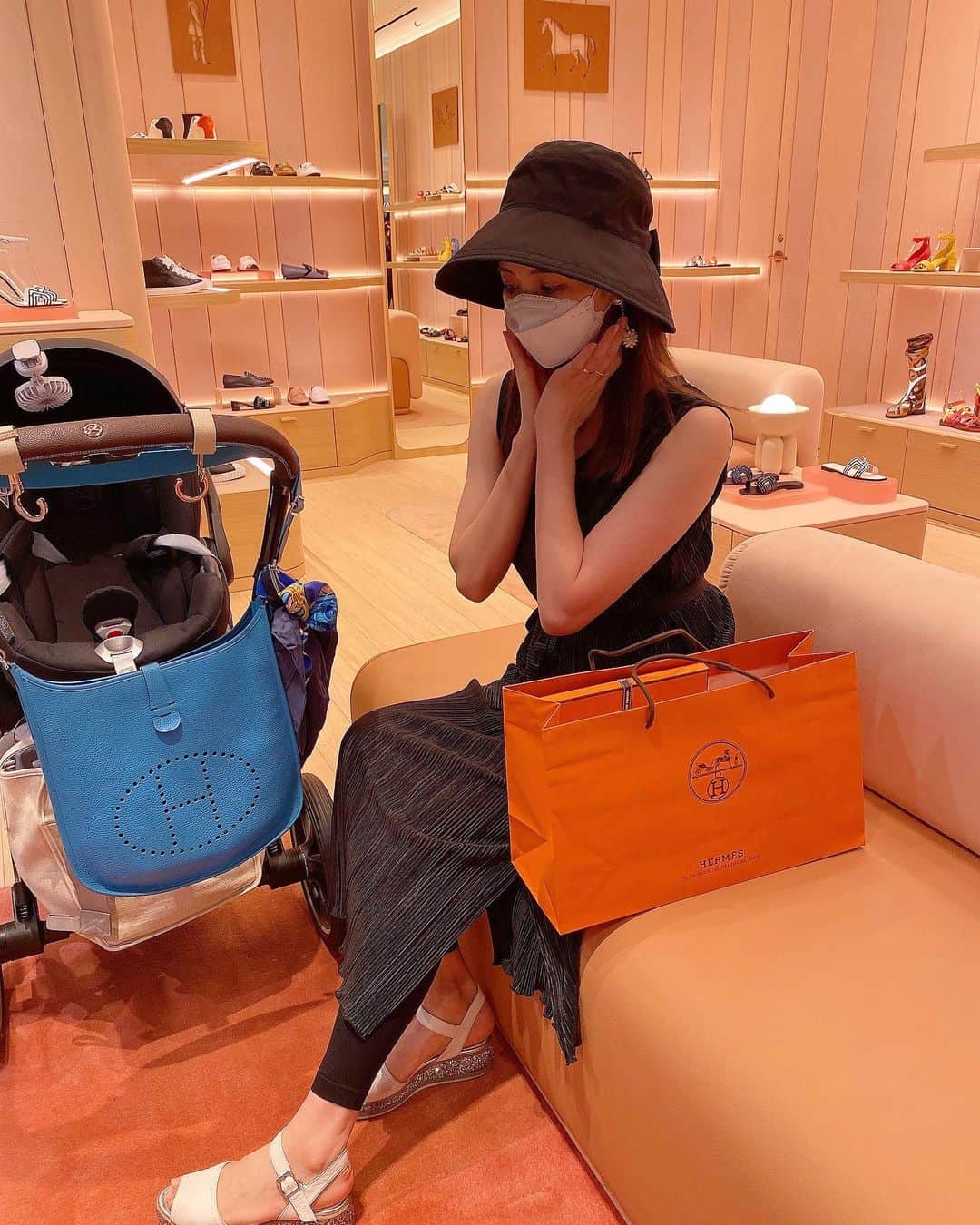 得あゆさんのインスタグラム写真 - (得あゆInstagram)「ちゃっかり着圧レギンス履いてるの 意識高い褒めてほしい。🤲🏻笑  最近はネットショッピングばかりしてしまうので 落ち着いたらまたゆっくりお買い物したいなっ👡  ・ ・ ・ ・ ・ ・ ・ ・ ・ ・ ・ ・ ・ ・ #帽子#レギンス#ワンピース#着圧レギンス#意識高い系#意識高い系女子#ワンピース#お買い物#阪急#エルメス#靴#サンダル#オトナ女子#大人可愛い#産後#子育て#子育てママ#エブリン#夫婦生活#ベビーカー#サイベックス#赤ちゃんのいる暮らし#男の子ママ#男の子ベビー#babycarrier#cybex#cybexpriam#hermes#hermesbag#hermeslover」9月11日 17時39分 - tokuayu819