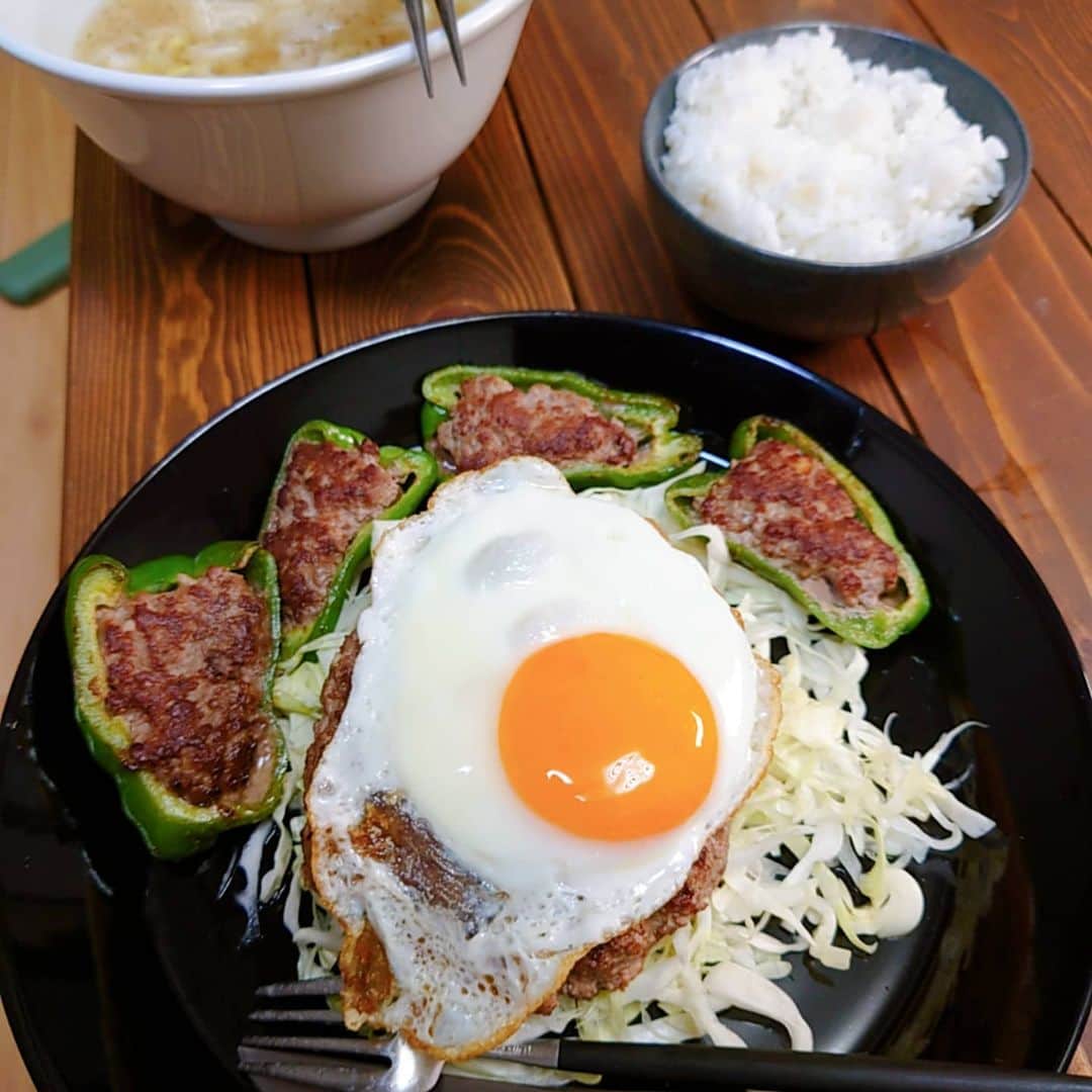 蛇足のインスタグラム：「今日の川村飯店 ワンタンスープと目玉焼き牛肉100％ハンバーグと、残った種でつくったピーマンの肉詰め」