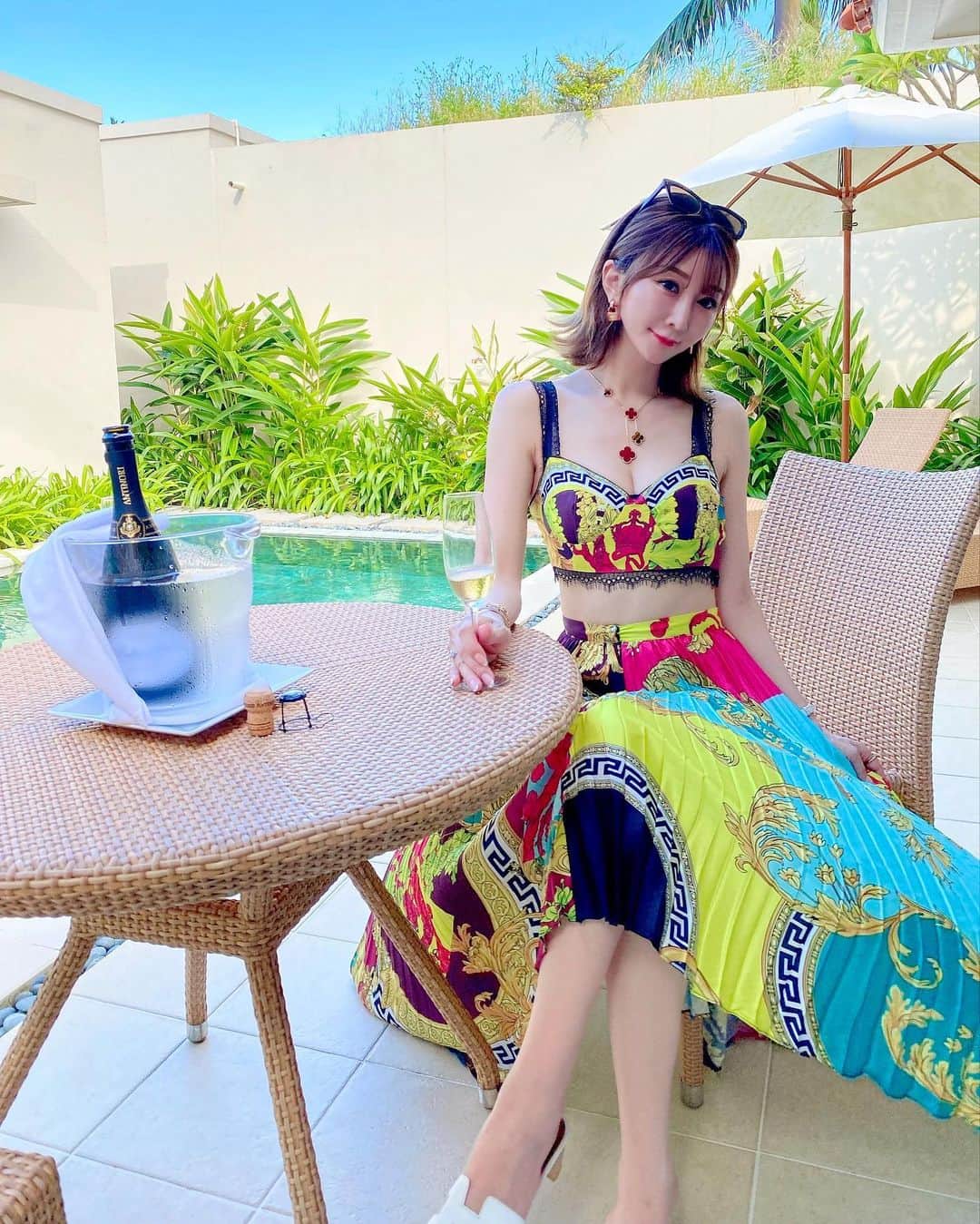 JUNKO（飯田順子）のインスタグラム：「🥂🌈🥂🌈🥂 ・ ・ @theuzaterrace  #theuzaterracebeachclubvillas」
