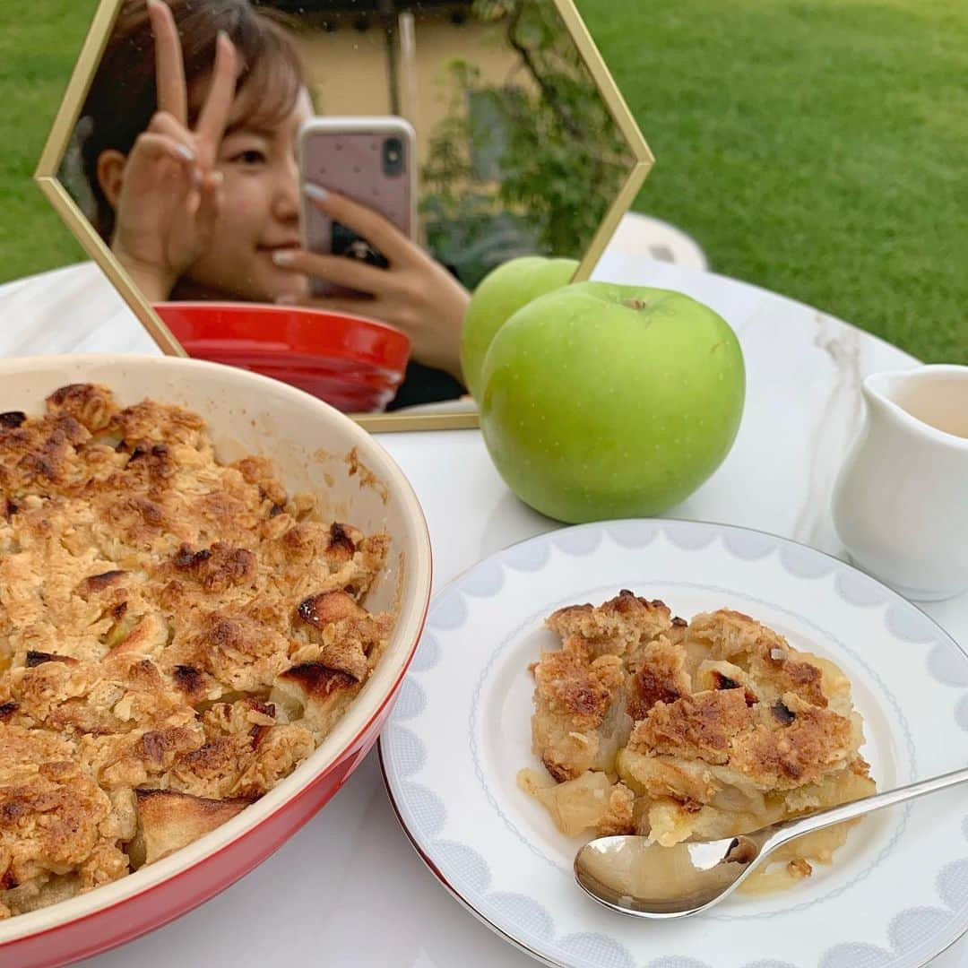 松井朝海のインスタグラム：「Apple Crumble🍏 ⁡ たまたま農家さんの直売所で、使ってみたかった ブラムリー（クッキングアップル）を見つけたので、 作ってみました🥰 ⁡ 紹介されている様に、とっても酸味が強くて、 びっくり！😳 ⁡ 中学生の時にヨーロッパで食べた、アップルクランブル をずーーっと食べたくて、 ⁡ 約7年ぶりの再開！ ⁡ に、なるはずだったんですけど、程遠い味になって しまいました💦 ⁡ 多分、ヘルシーに！って思って、オートミールを 使ったり、砂糖やバターを減らしたからだろうなぁ💭と 思いながら、、、 ⁡ でも、お菓子を食べたい/作りたい欲は収まらないので、 自己流のヘルシーなアップルクランブルレシピを 見つけ出します💪🏻 ⁡ #アップルクランブル #applecrumble #おうちカフェ」