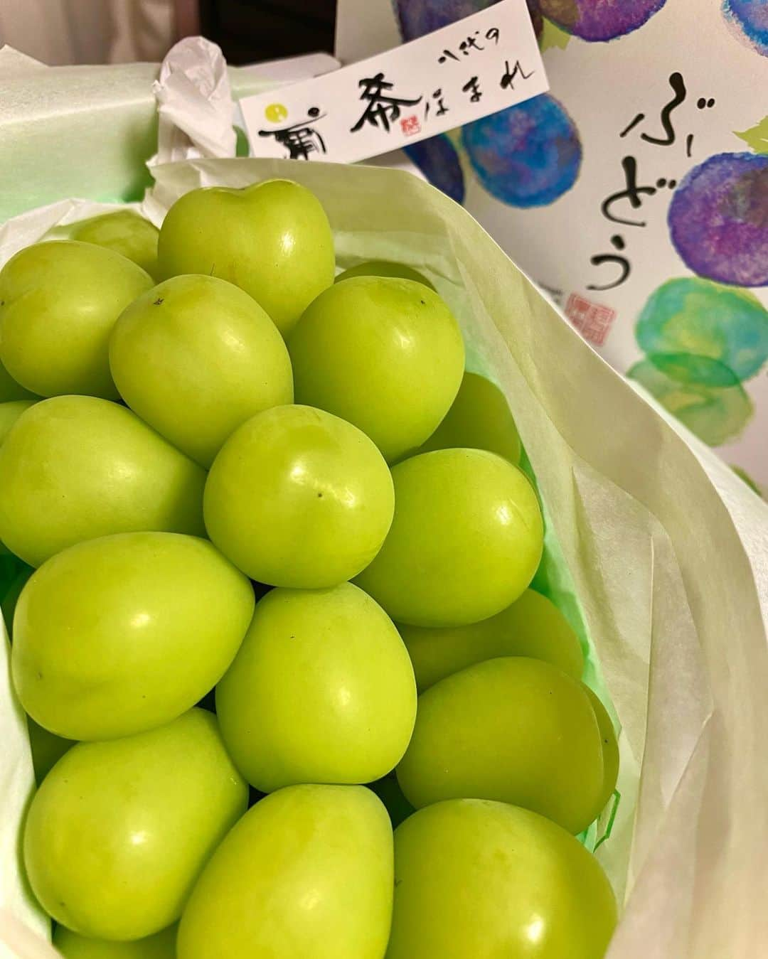 桃乃木かなさんのインスタグラム写真 - (桃乃木かなInstagram)「シャインマスカット💚  HACHIKUさんでいつも完売になっちゃっていた葡希(ほまれ)をタイミングよくGETする事が出来ました☺️  甘くて粒も立派で美味しい〜◎  #HACHIKU #池袋 #フルーツ販売」9月11日 18時48分 - kana_momonogi