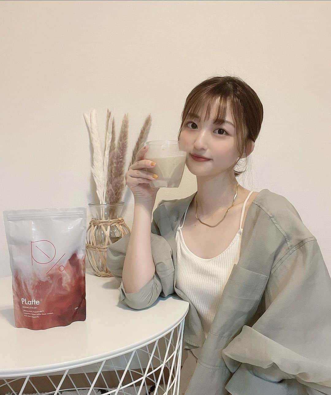 石井陽菜のインスタグラム：「⁡ ⁡ ⁡ ⁡ 毎日カフェラテ飲んでいたのですが それをこのプラッテに最近変えてます✨ ⁡ トレーナーの監修 & バリスタも味を認定されている美味しいプロテイン☕︎ さらにプロテインの吸収を高める各種栄養素も配合している優れものなんです！！ ⁡ ⁡ 甘くて美味しいのに低カロリー！ シェイカー不要で簡単に作れるのに粉っぽくないと良いことづくし🌿 無理せず続けられる美味しいプロテイン。　 絶対オススメです！！ ⁡ ⁡ ⁡ #プラッテ #PLatte #プロテイン#pr」