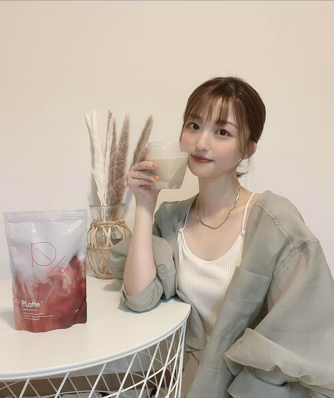 石井陽菜のインスタグラム：「⁡ ⁡ ⁡ ⁡ 毎日カフェラテ飲んでいたのですが それをこのプラッテに最近変えてます✨ ⁡ トレーナーの監修 & バリスタも味を認定されている美味しいプロテイン☕︎ さらにプロテインの吸収を高める各種栄養素も配合している優れものなんです！！ ⁡ ⁡ 甘くて美味しいのに低カロリー！ シェイカー不要で簡単に作れるのに粉っぽくないと良いことづくし🌿 無理せず続けられる美味しいプロテイン。　 絶対オススメです！！ ⁡ ⁡ ⁡ #プラッテ #PLatte #プロテイン#pr」