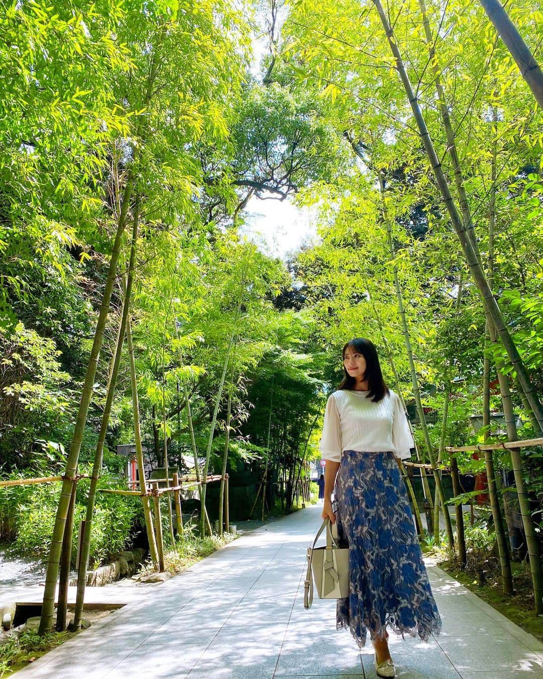 橘沙奈のインスタグラム：「* 熱海にあるパワースポット、 来宮神社⛩ 訪れるのは2回目😊 * * 熱海の伊豆山の1日も早い復興と、 もう悲しい事故が起きませんようにと お祈りしてきました🙏 * 美味しい海鮮も温泉もあって、 海も綺麗で観光する所もいっぱいある 魅力的で大好きな熱海🌊 また癒されに来たい場所(⁎ᴗ͈ˬᴗ͈⁎)✨ * * * * * * * * * * * * * * * * * * * * * * * * * * #来宮神社 #来宮神社カフェ #来宮神社の大楠 #熱海 #熱海パワースポット #神社 #パワースポット #⛩」